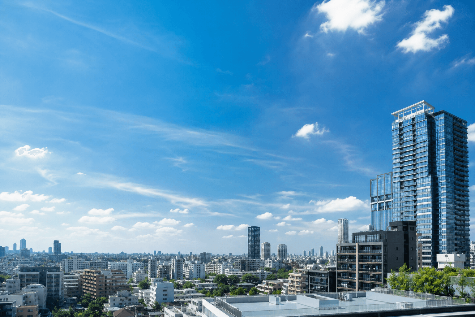 青空の下、昼間の東京・恵比寿エリアの街並み